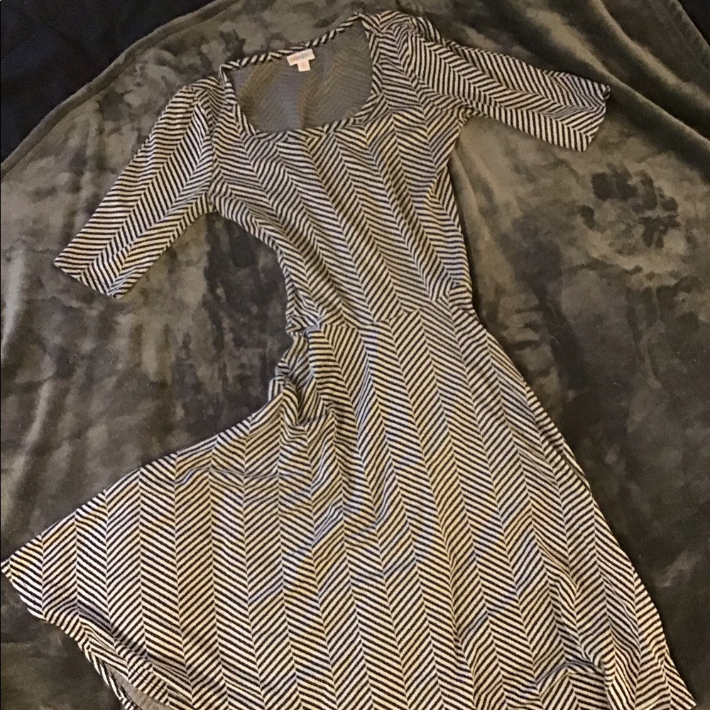 Black lt gray dress houndstooth chevron pattern
